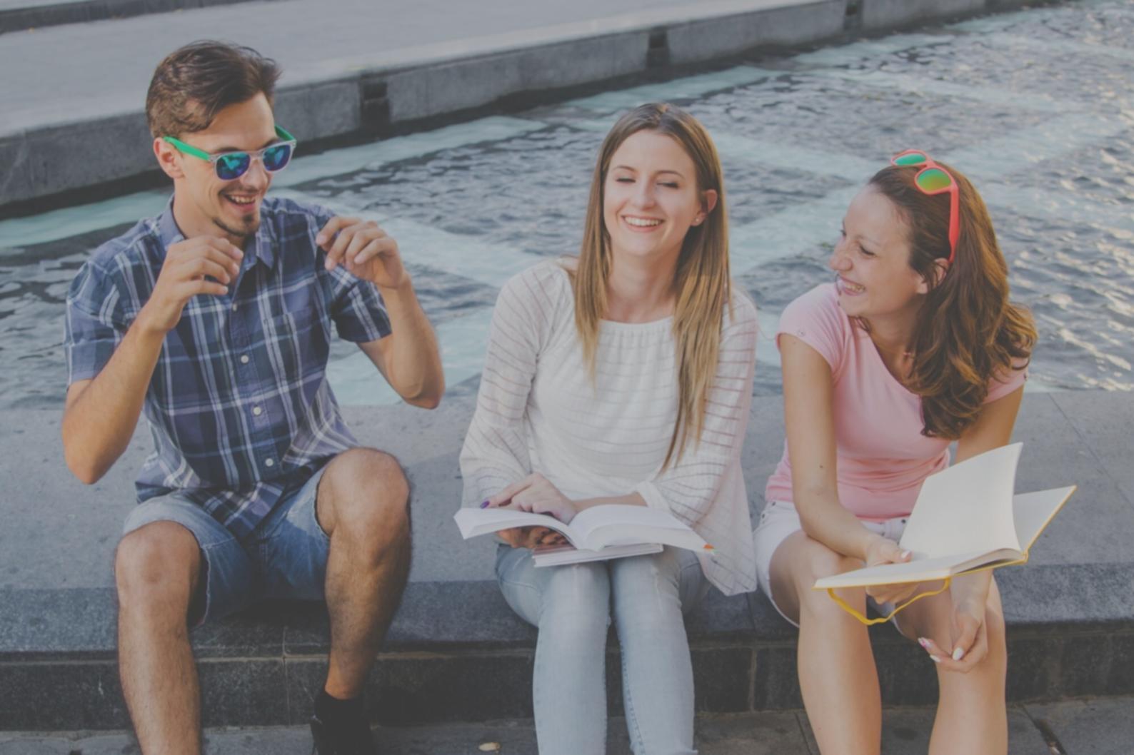 Equipo de profesionales trabajando en análisis financiero